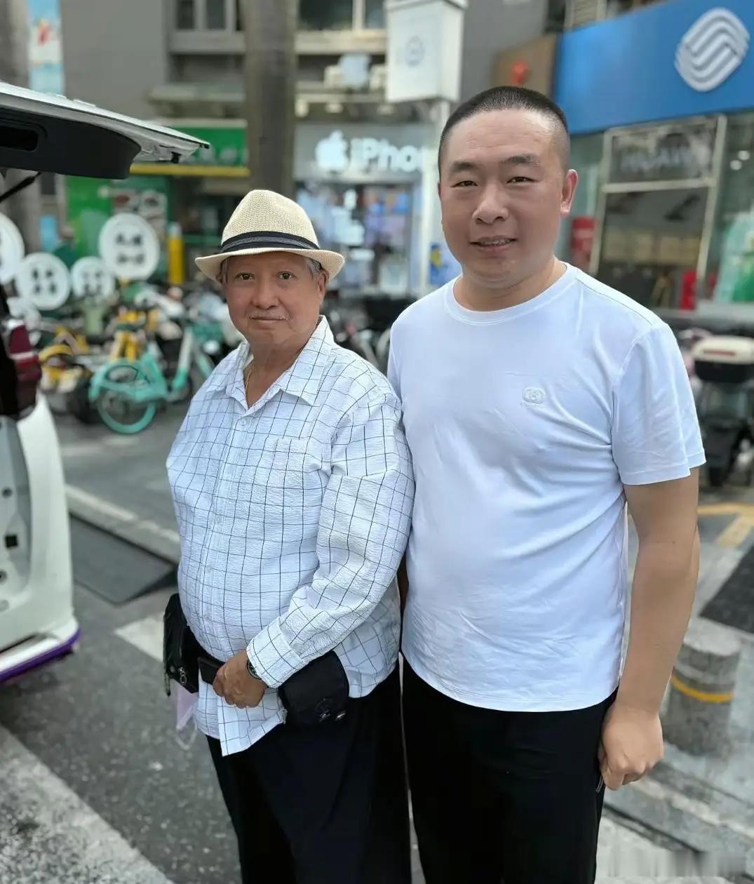 76岁香港艺人洪金宝现身深圳街头，他打扮朴素大方，他穿着格纹衬衫，头戴遮阳帽，很