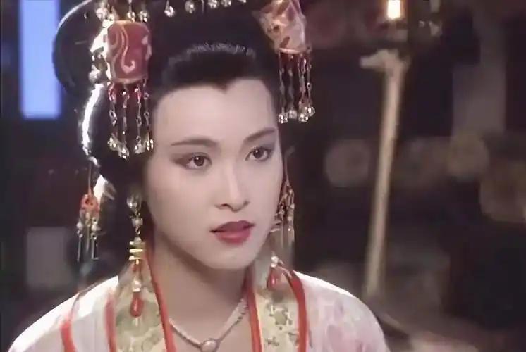 贞观年间，李世民曾突发重病，长孙皇后衣不解带地照顾他。但没人知道，她却随身携带着