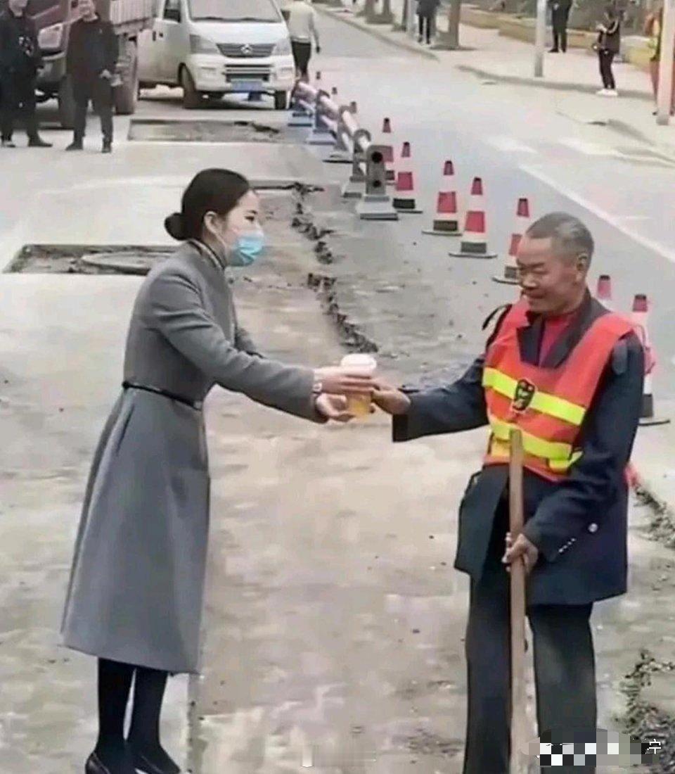 被第一张图感动，被第二张图恶心到了