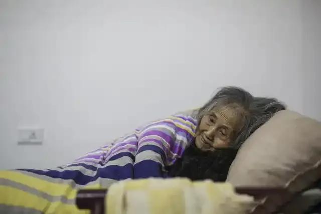 住院第八天，周口张桂兰老人做了这辈子最硬气的决定。她拔掉手上的留置针，坐起身