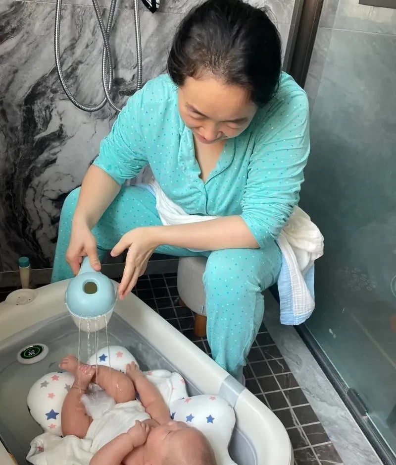 我一同事早段时间生了孩子，她的工资有6000块一个月，坐完月子后，产假休完后，她