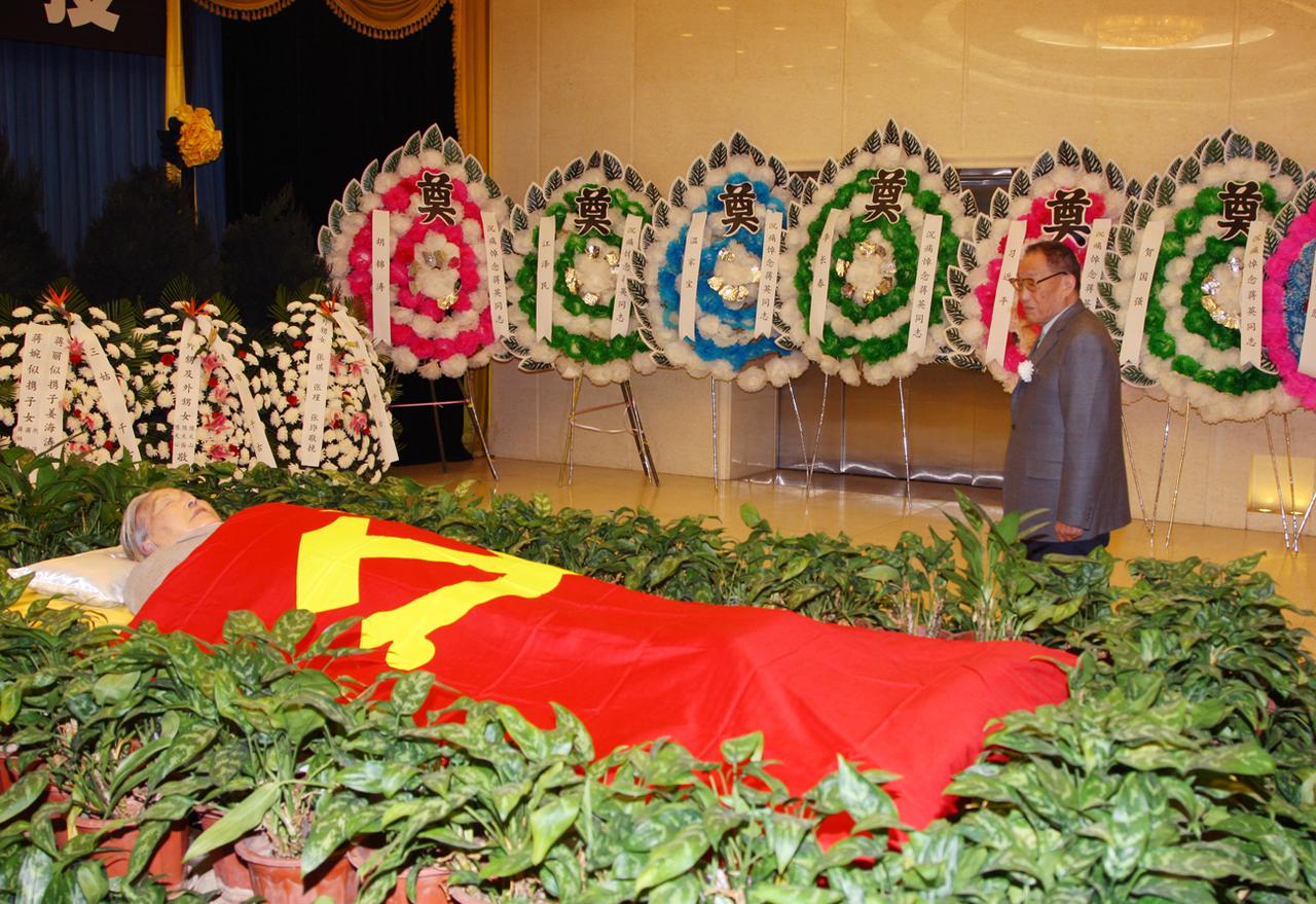 2012年，蒋英告别仪式上，一张罕见的留影，众人前来告别。就在2009年，钱学森