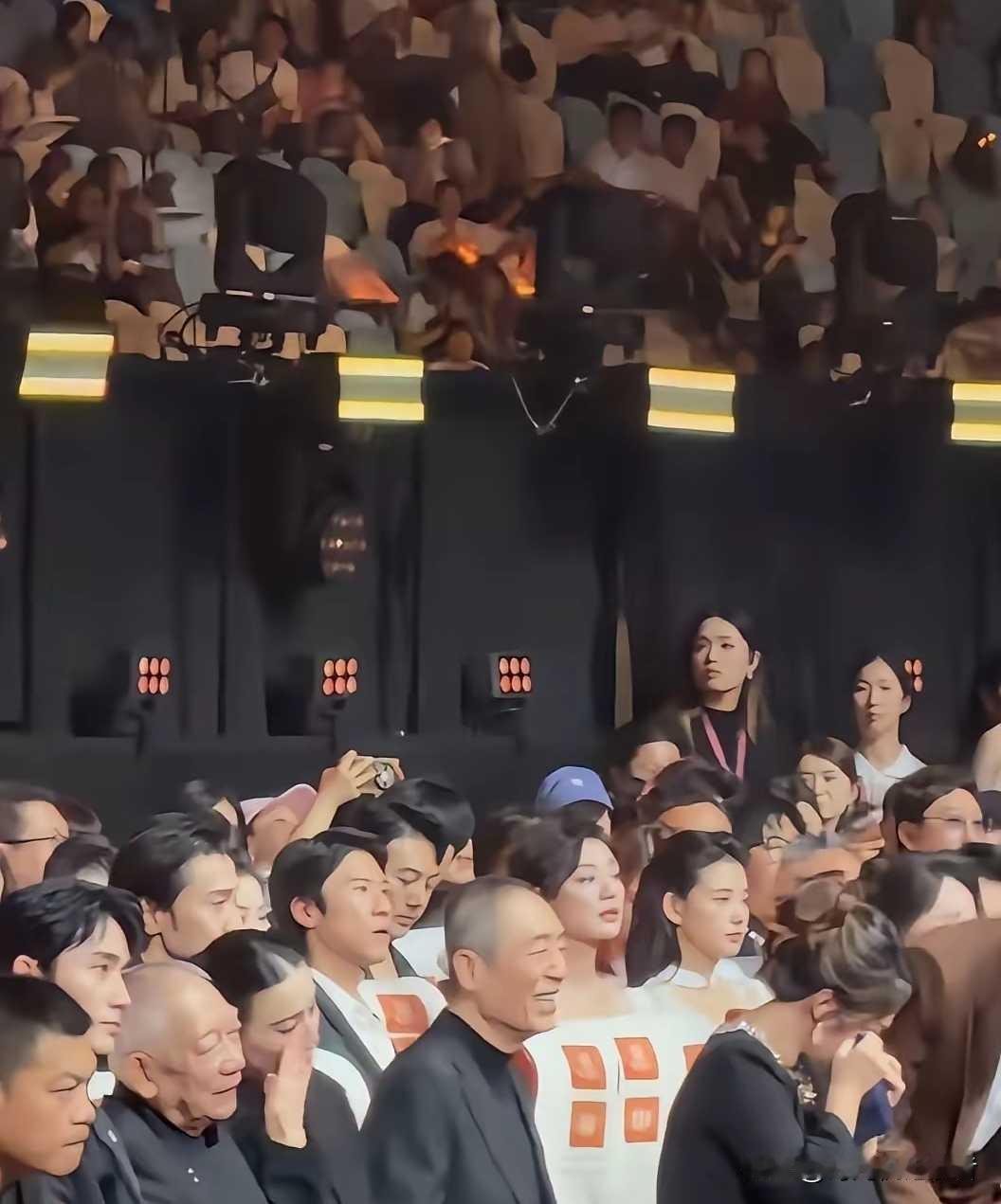和谁坐一起不是坐，张艺谋和梁家辉这回真的成了鲜明对比，马丽哭了梁家辉一旁递手帕哄