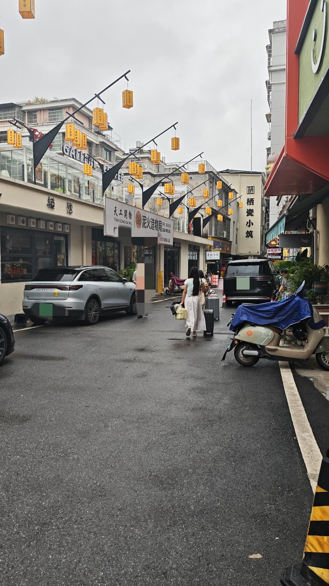 这几年，不管是去海边还是山里、城市旅游景点附近，当地人总是能敏锐的借助旅游景区的