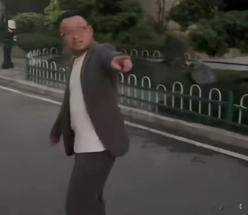 重庆那眼镜男打人的视频看得人血压直飙穿尖头皮鞋往女子下腹部猛踹,把人踢得满
