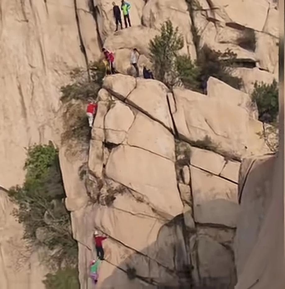 一群人吃饱了没事干，个个徒手攀爬北京大断崖，反正看着画面，我都有点腿软，何况徒手