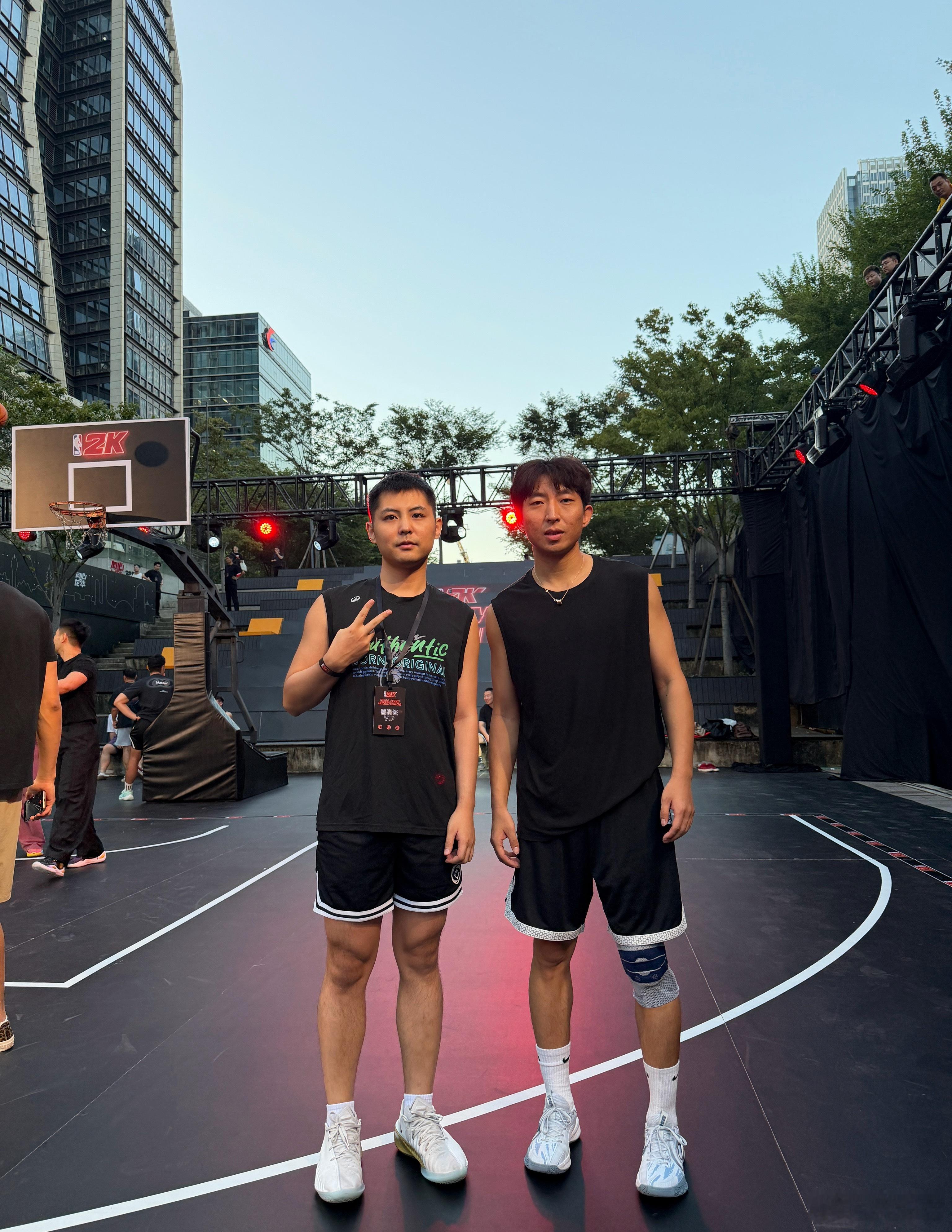 兄弟们看看这是谁！我一直以为王师傅比我矮[捂脸哭]NBA2K27入夜即主场​​