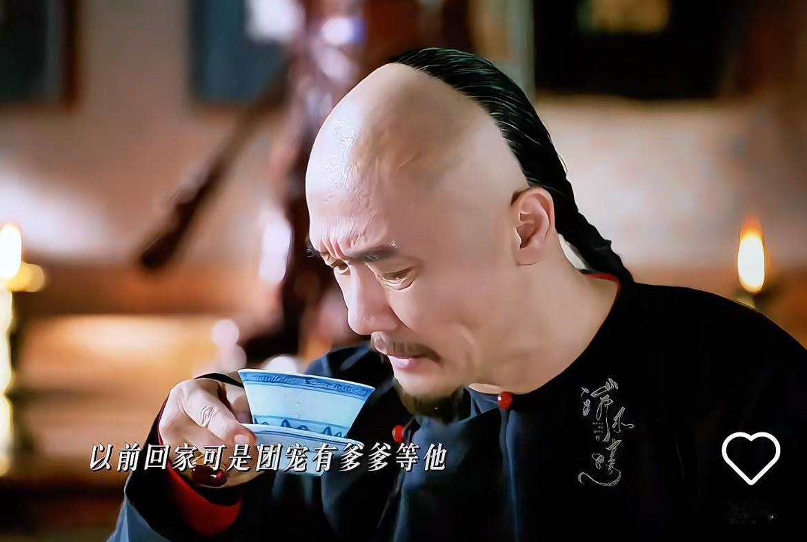 财富自由第3年，他开始在村口支茶摊。来求他的村民，手里攥着发黄的地契和借据。