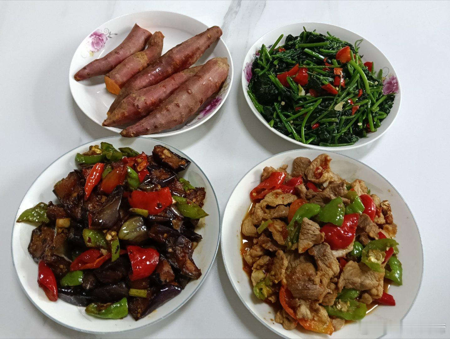 中午我做的菜，茄子、青椒、苕尖，都是自己种的，哈哈，没有菜园，就是阳台用泡沫箱种