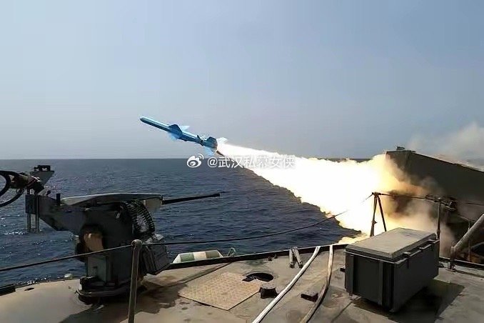 美国空军精准轰炸，把伊朗海军主力全部消灭，击沉伊朗16艘舰艇，1艘基洛级潜艇。美