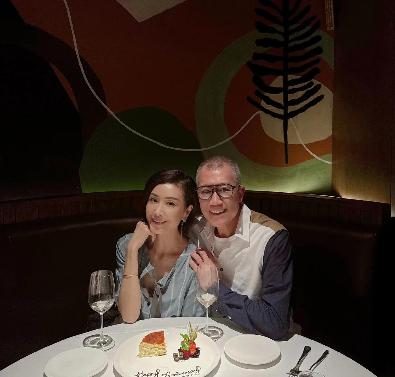 伍咏薇晒出和丈夫练海棠的合照，感恩20多年相互陪伴。其实这是她的第二次婚姻，1