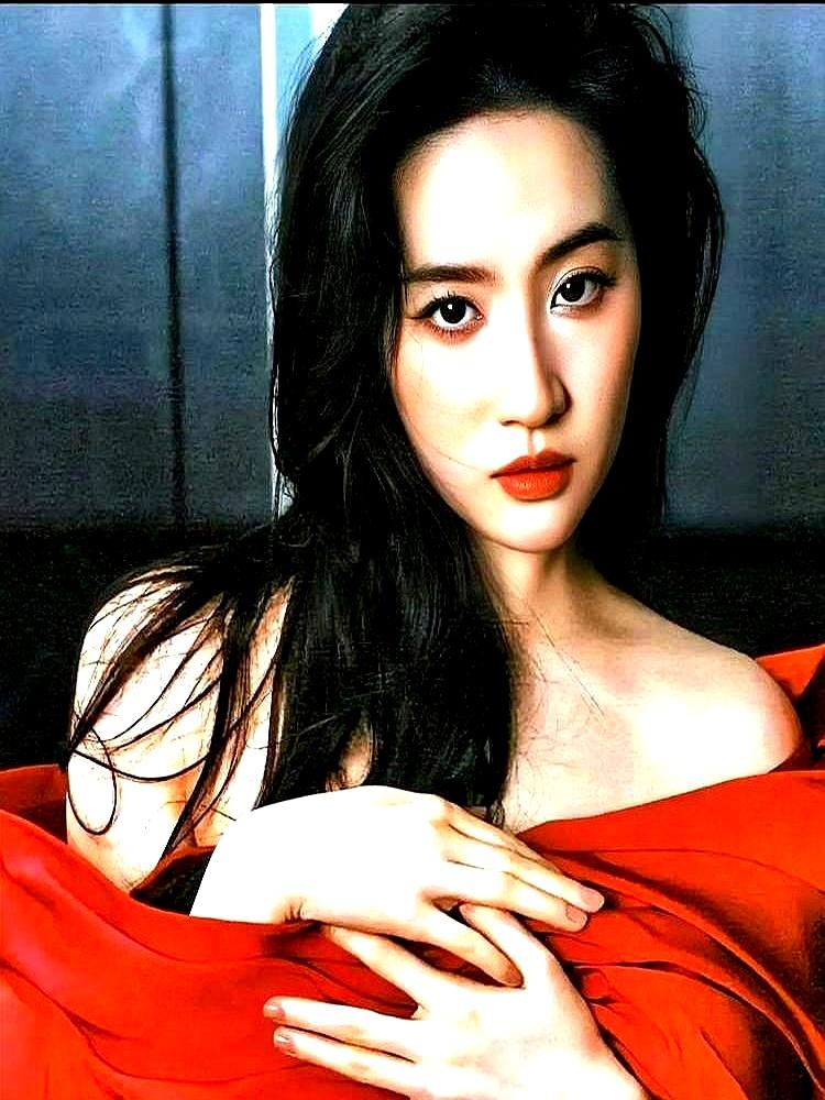 邓超蹲了3天片场，才发现刘亦菲不是装的。当年拍《四大名捕》，他见刘亦菲剧本上