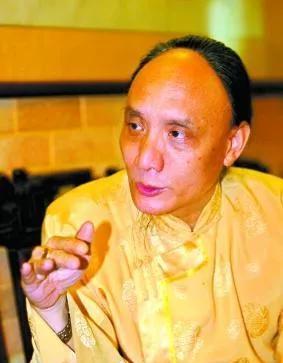 他穿着黄马褂，梳着清朝发式，站在故宫前广场，抬头喊话：“我是多尔衮第十世孙，故宫