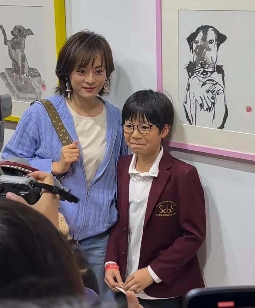 43岁孙俪上海看展状态绝了！圆脸有福气质佳，就是黑眼圈让人心疼孙俪现身上海