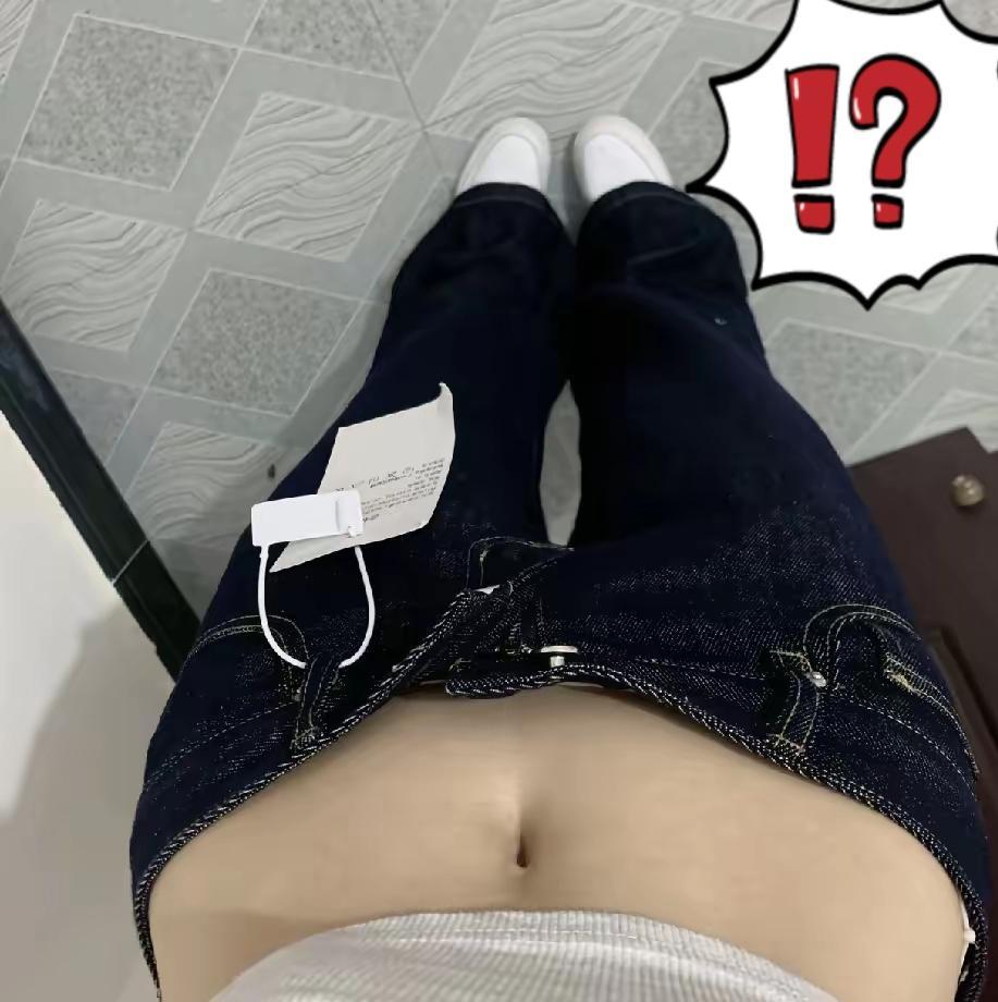 牛仔裤穿不上，不是你胖，是设计师在搞行为艺术。裤腰比手机还薄，裤腿窄得能卡住大