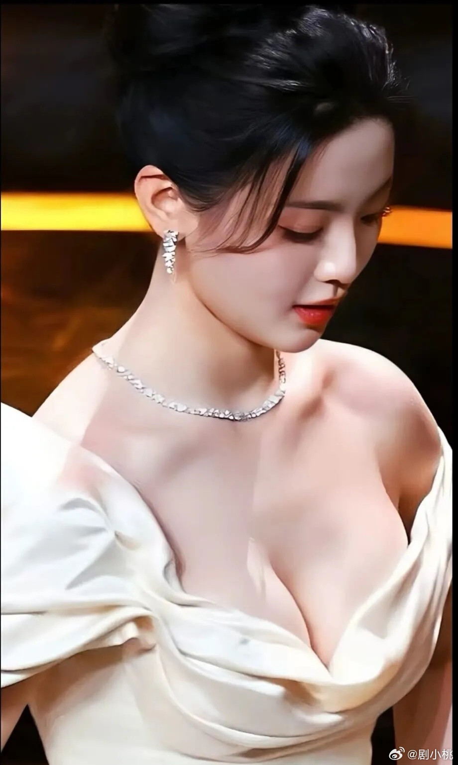 1.杨超越自打《七时吉祥》之后就算凉了一阵，直到去年资源才稍微回暖，靠演配角把热