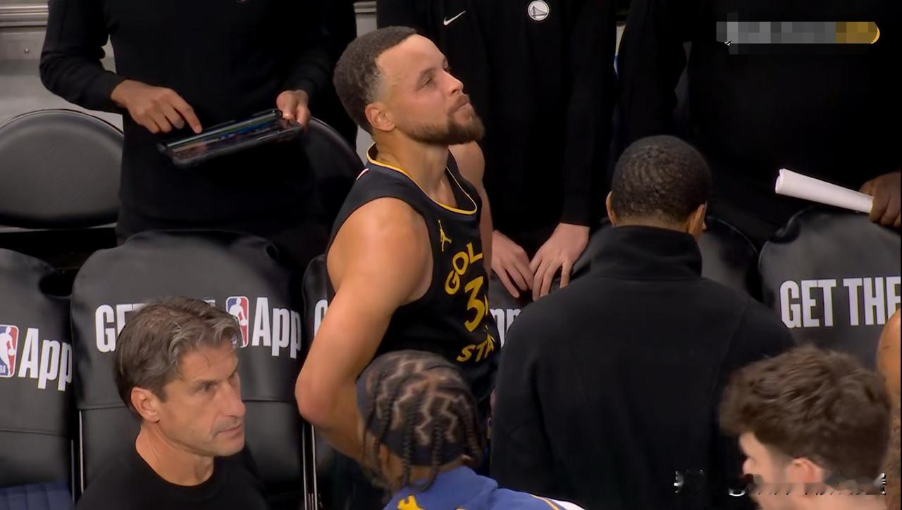 勇士超级巨星库里真是让人忍无可忍！在今天勇士主场以100：104输给火箭的比赛中