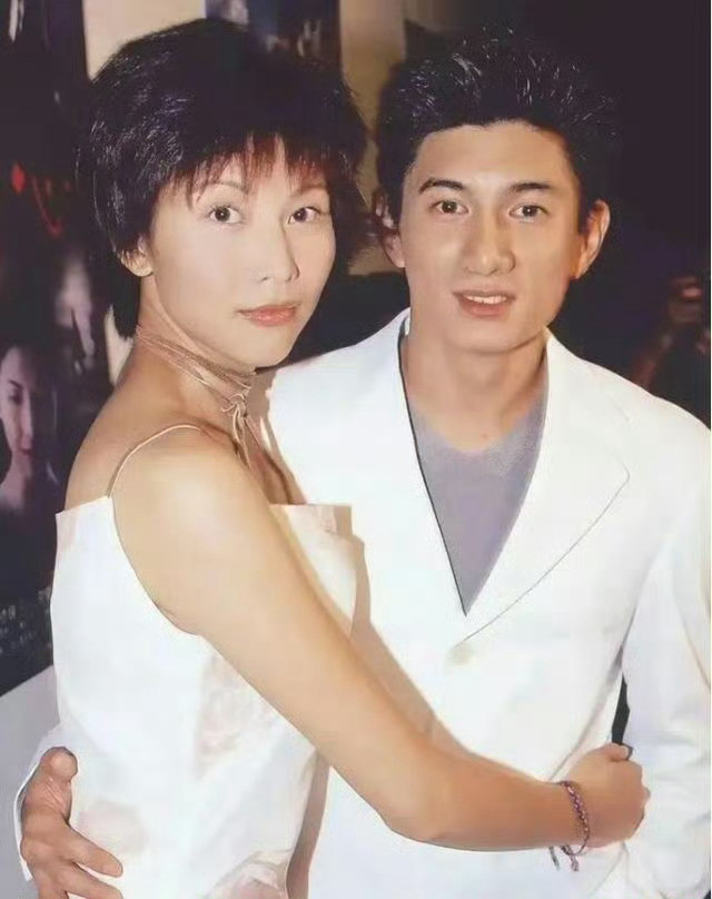 细数吴奇隆的三段情感经历🍉一、初恋：蔡少芬，出生于1973年，今年51岁，演