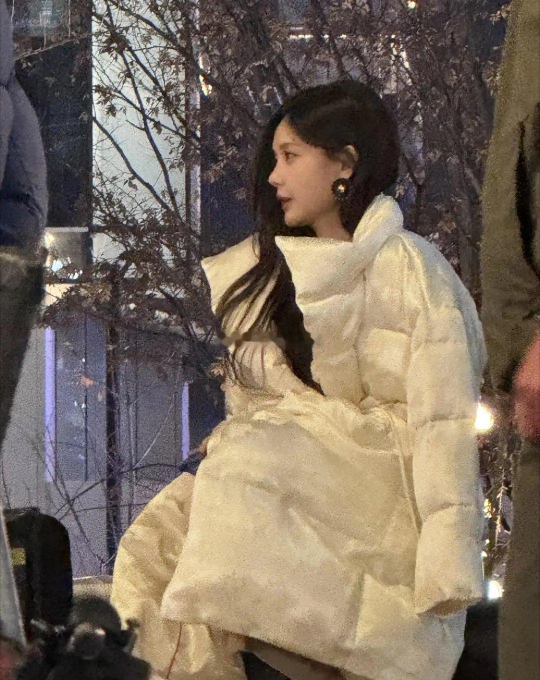 李一桐和常华森拍戏被网友偶遇，李一桐美貌出众，常华森高大帅气，两人十分般配。