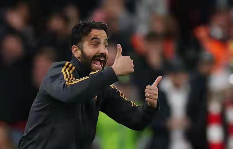 哇塞，曼联最近状态真不错啊！英超第15轮，他们客场4-1把狼队打得落花流水。据统