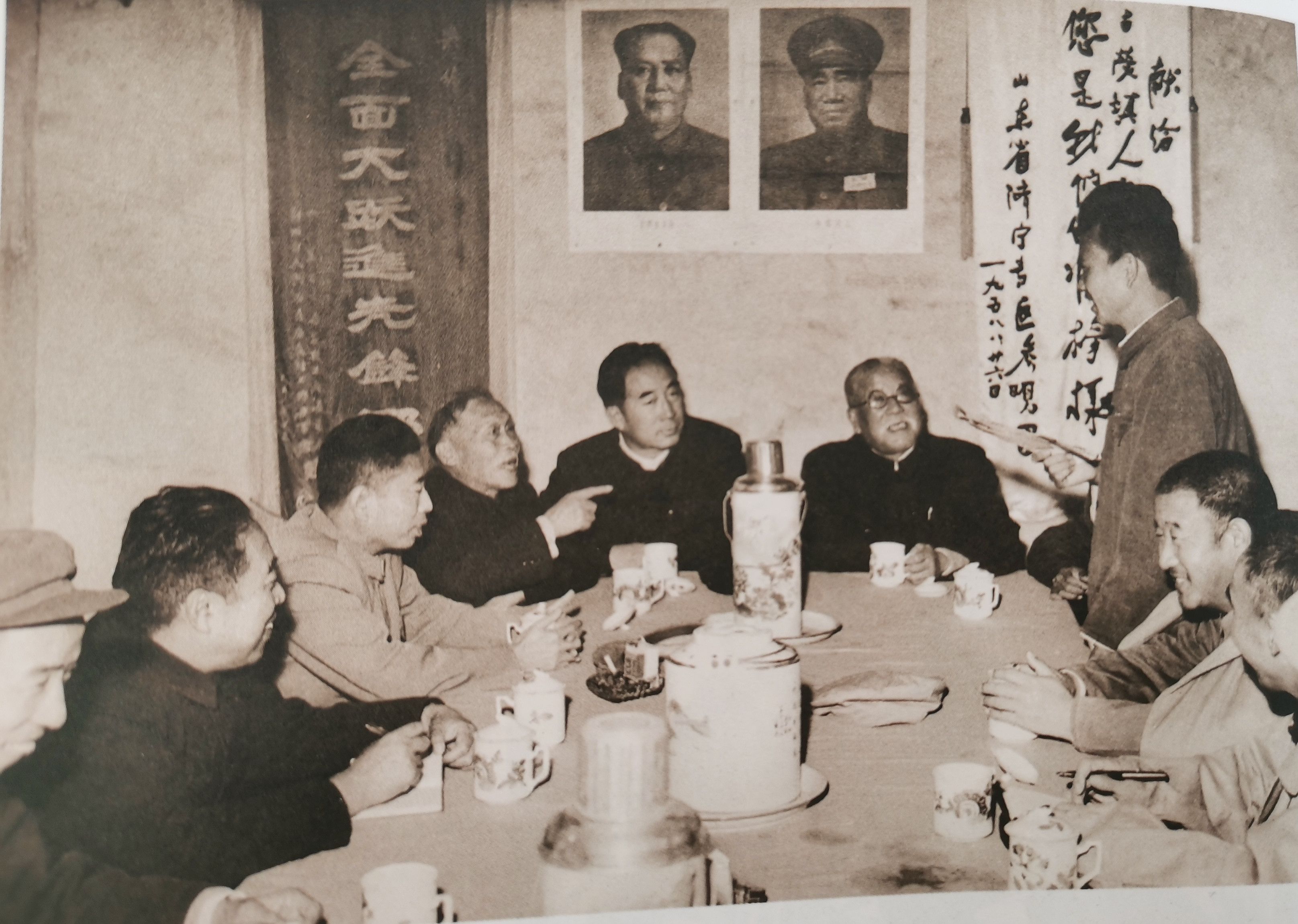 这是1958年10月18日，薄一波，谢觉哉，徐特立和开国上将宋任穷等，在郑州古荥