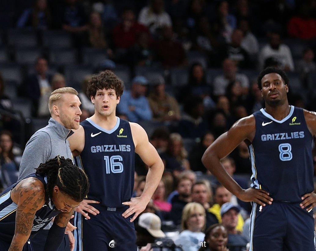 看现在的灰熊全员就像在一家公司上班一样，各个严肃，各做各的工作，几乎没什么交流，