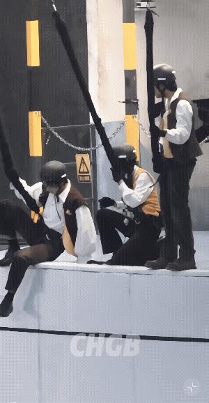 除了怕黑，许凯可以称作许大胆了，许凯第一个从高空降落，很从容，不愧是蹦过极的人，