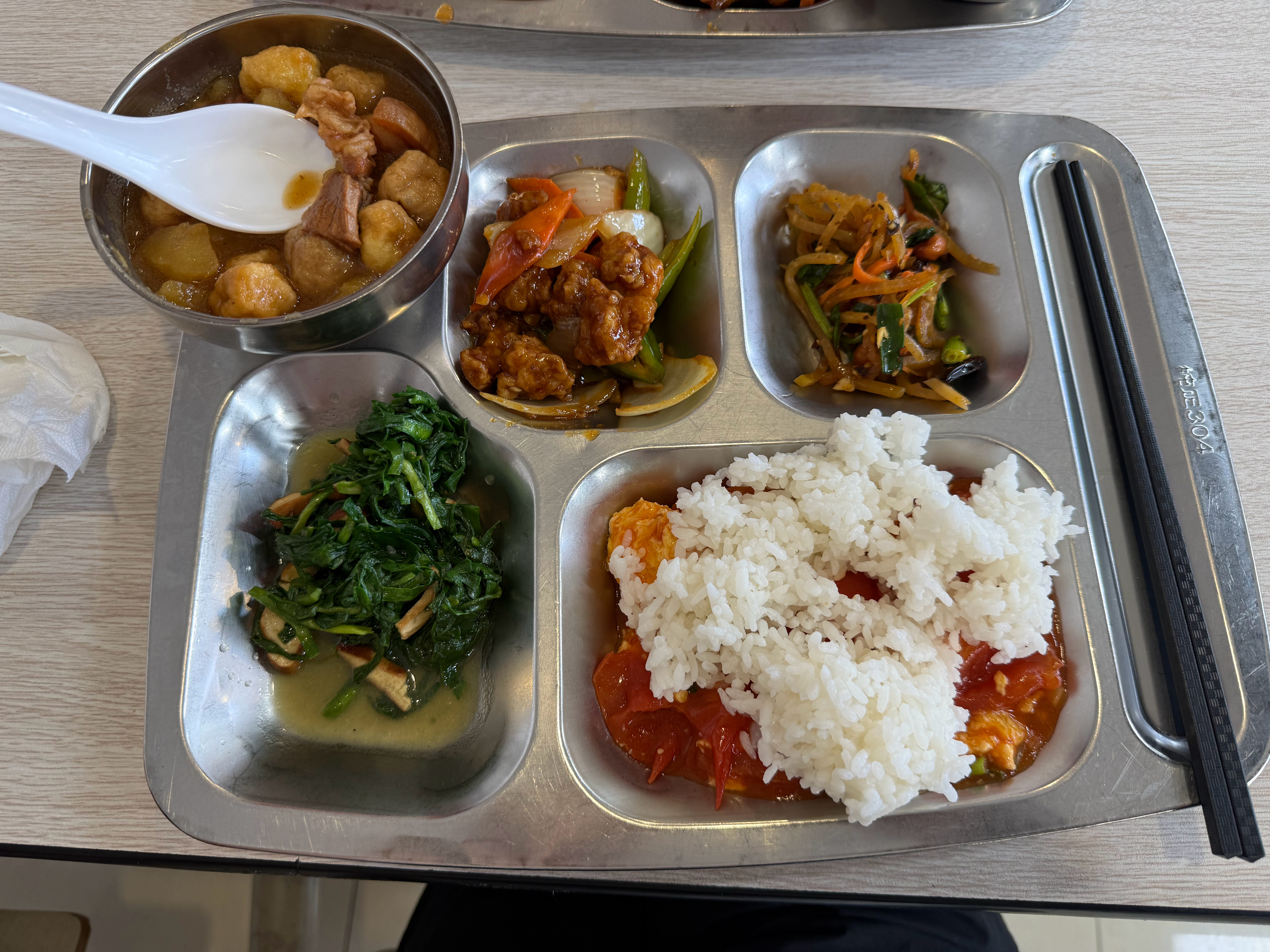 没见过我们这么抠的食堂！午餐我说西红柿鸡蛋再来点呗，阿姨把盛好的一勺打掉，盛了一