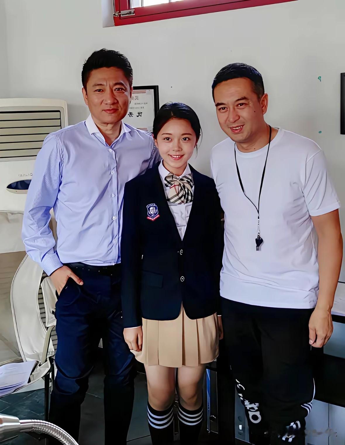 这三位明星演员，你能认识张嘉译就不错了，另外两位好多人都不认得呀。[