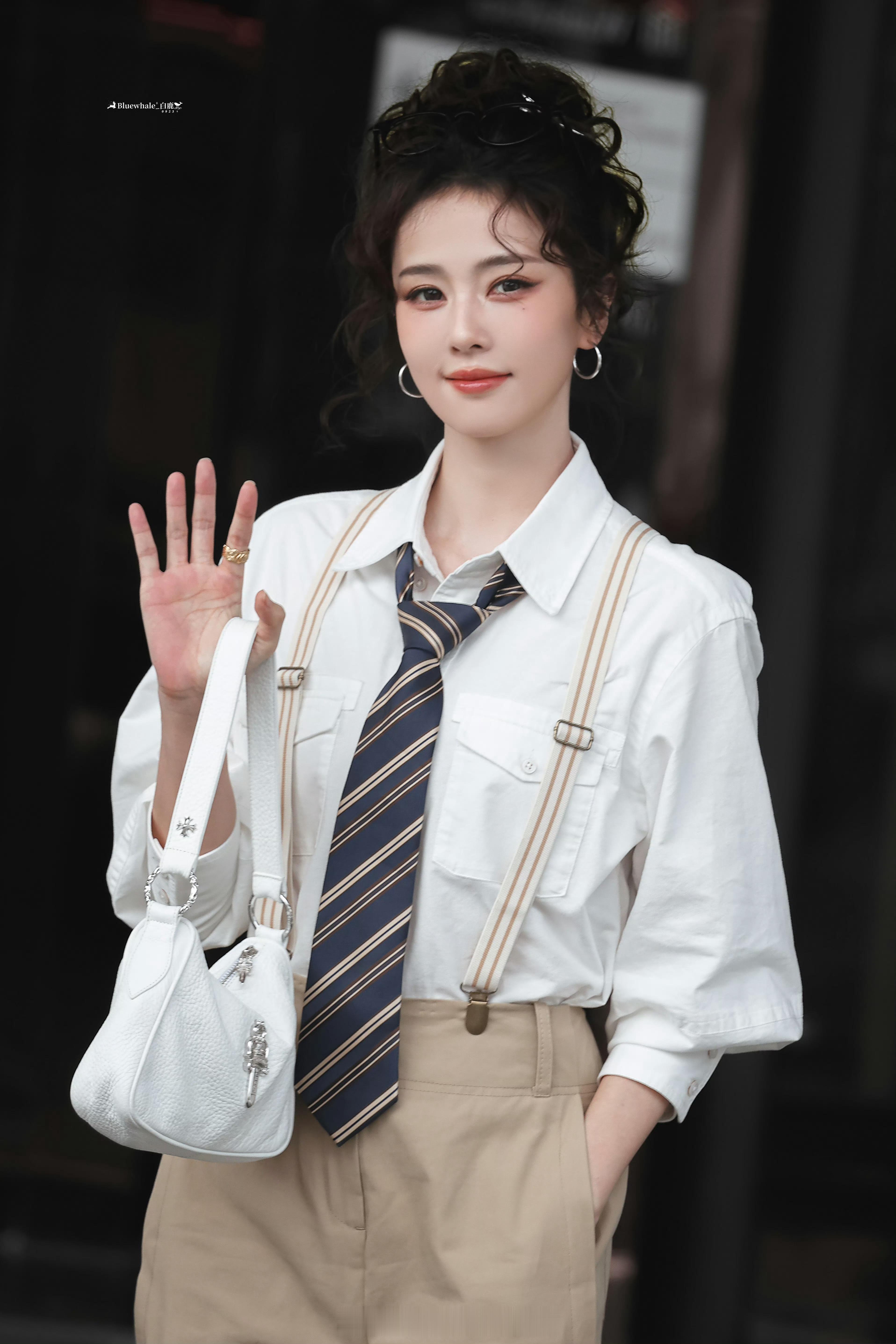 白鹿奔跑吧今日上班录制造型港风微卷丸子头好美今天造型好酷帅啊，气场好强跑男录制顺