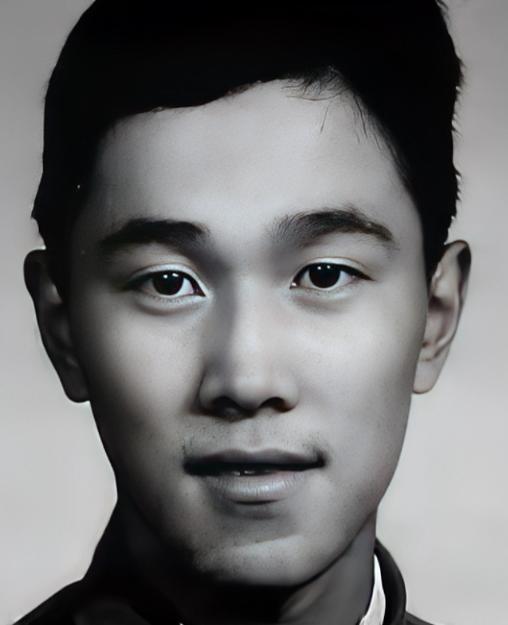 一个汉奸小队长，正拿蘸了凉水的皮鞭，抽一个地下党。抽到一半，手停在半空，因为发现