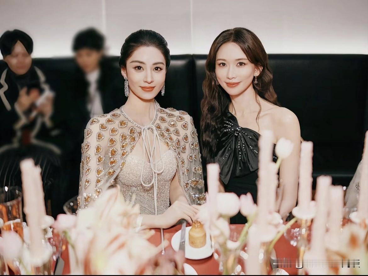 林志玲不愧是女神姐姐，风采依旧，可是我更喜欢旁边这位，丝毫不落下风，体态端庄优美