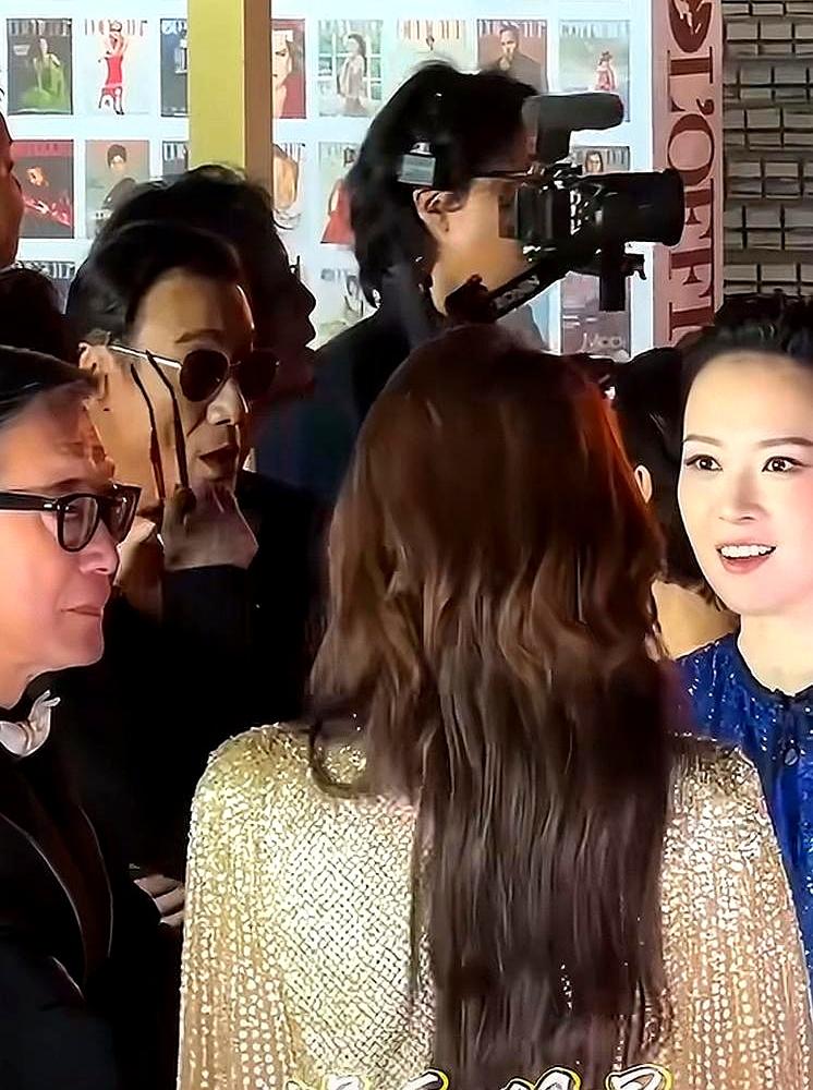 章子怡那眼神，简直就是一把尺！据说在一个局上，她正跟马丽聊着天。