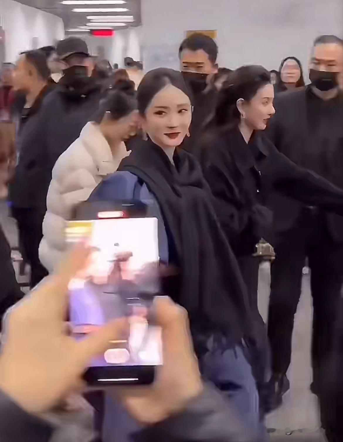 2月10日，杨幂，肖战，辛芷蕾🧣之夜座位被换之谜大结局，网友在🧣之夜后台路透