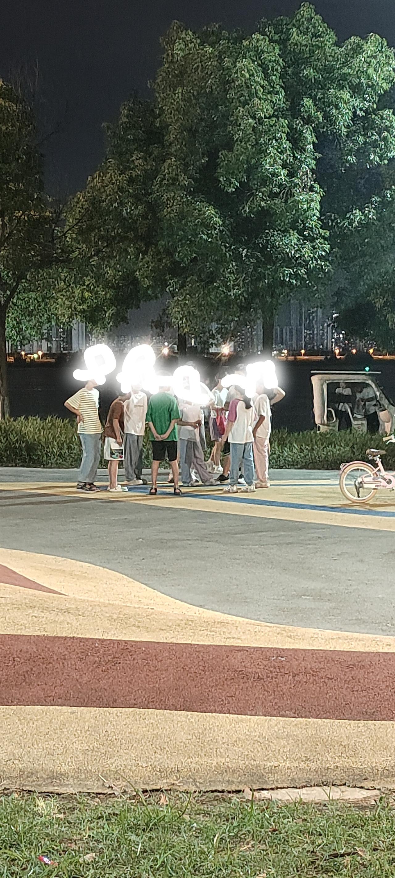 作为一个亲力亲为带大孩子的母亲我想说尽量在孩子小的时候哪怕没有条件也要尽量创