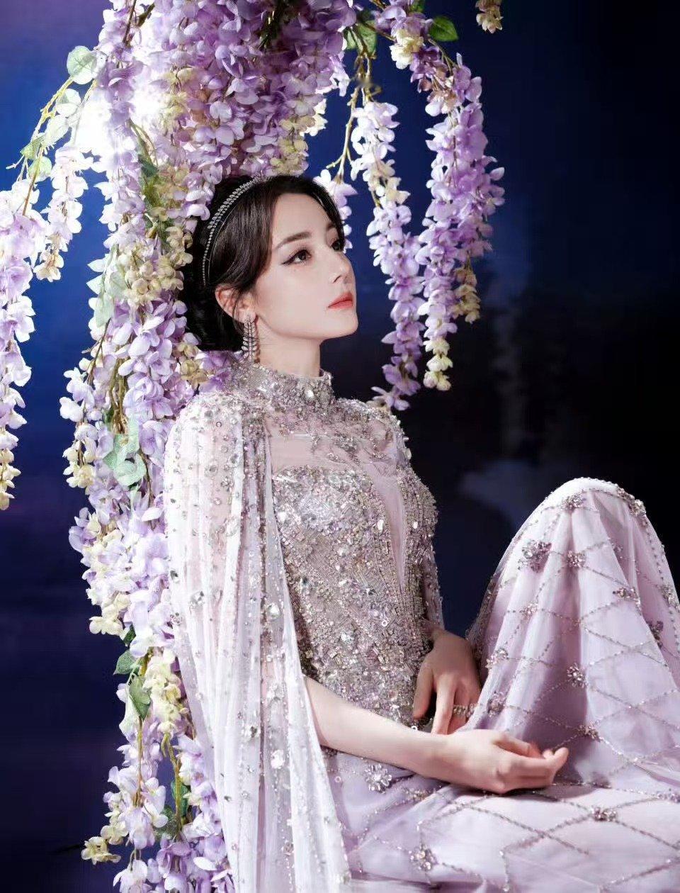 金鹤龙给迪丽热巴化的紫罗兰妆金鹤龙给迪丽热巴化的紫罗兰女神妆金鹤龙给迪丽热巴化的