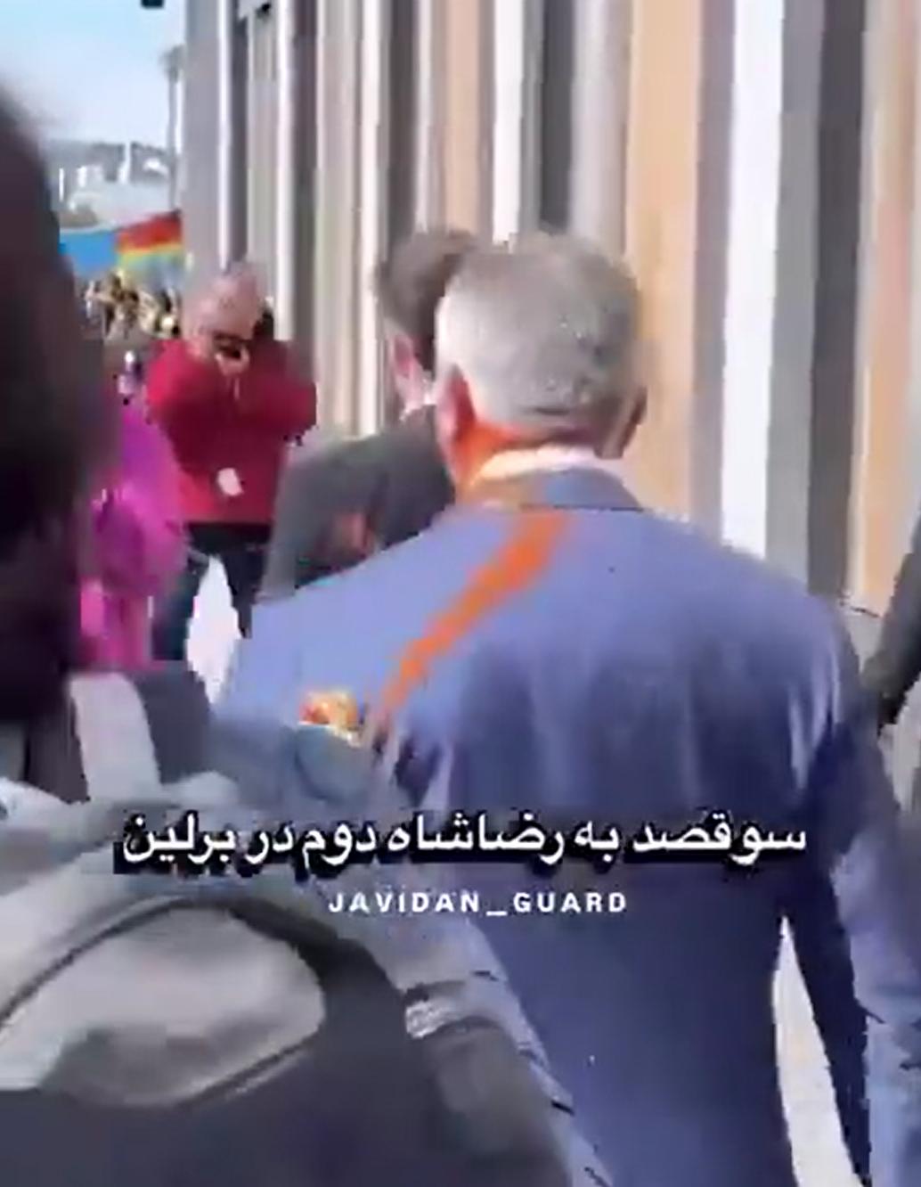 伊朗巴列维王储，在美国被人泼了番茄酱。注意图四红圈中的男子。这个王储，流