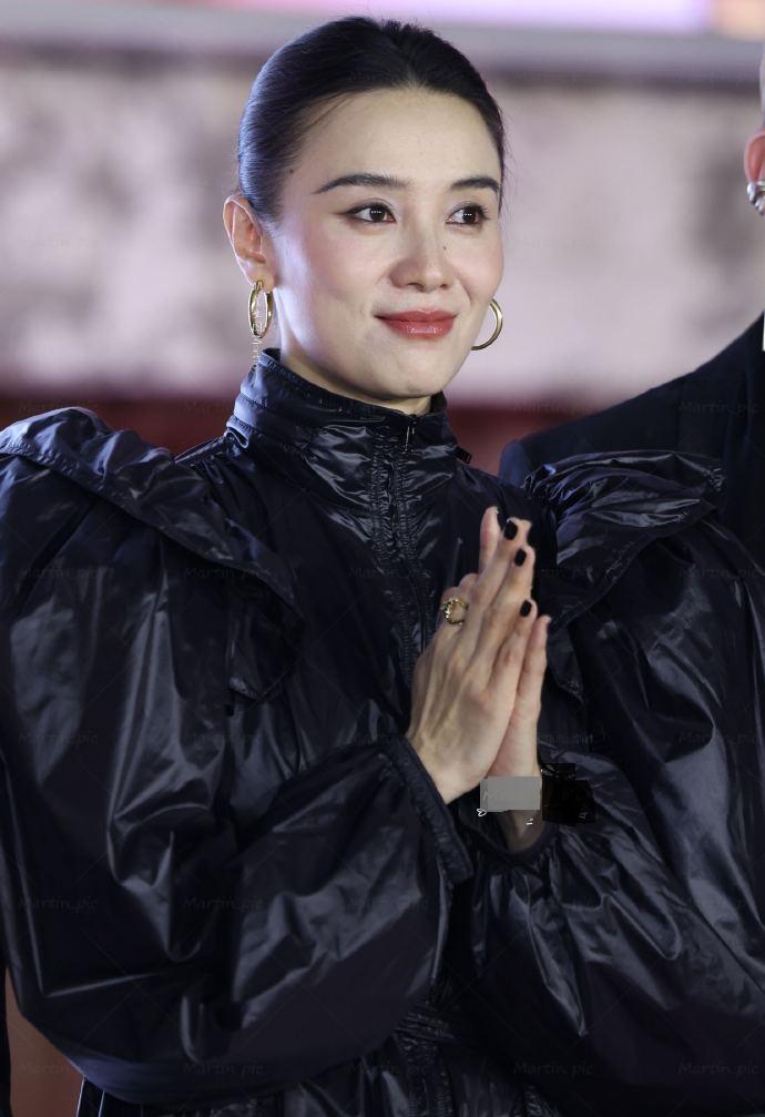 最近宋佳在出席时尚活动的时候穿了一身黑色的衣服，整个人显得很酷，也格外的有型。