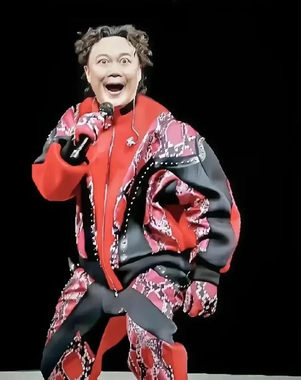 5月3日陈奕迅在日本开演唱会，毫无准备的情况下，台下日本观众看到飞机轰炸和投射原
