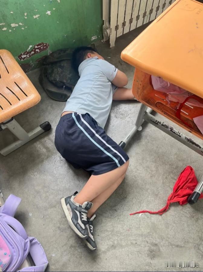 这次是老师崩溃了!班主任拍到的这张图发到家长群里把大家看懵了——小学男生上课时