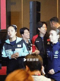 会英语的王楚钦成了交际花[呲牙笑]刚搂着韩国安宰贤走下来，那边阿萨尔也在等着了