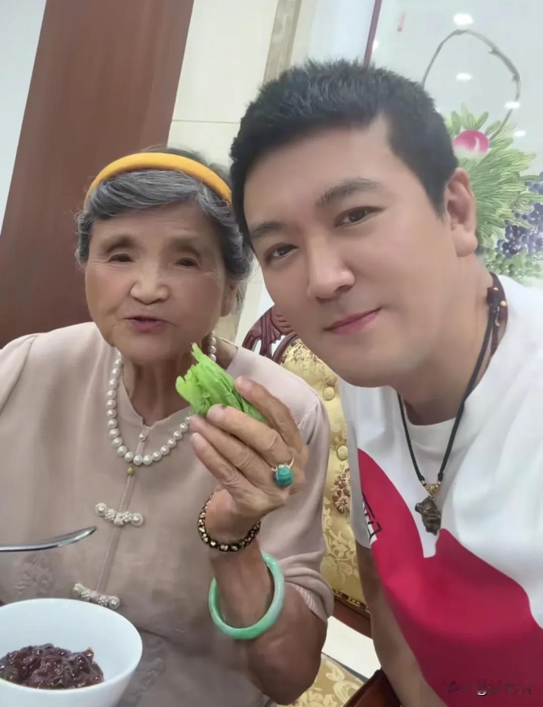 这老太太就爱吃叶子菜，杨子妈妈看来挺会饮食搭配的，这个年龄不算胖了，杨子能把媳妇