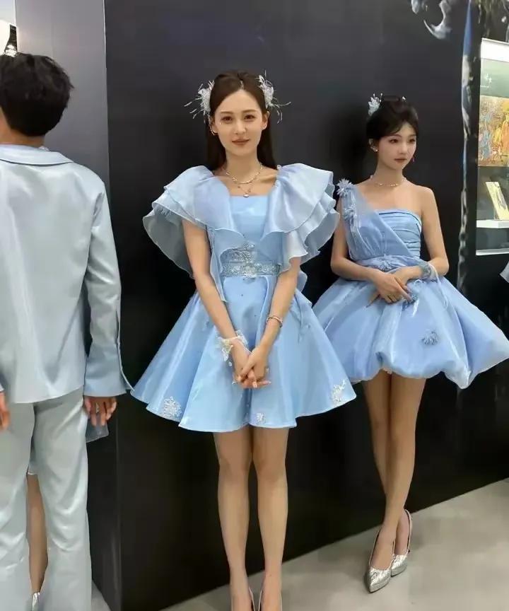 好美的女神啊！她穿着蓝色的裙子，特别可爱，高挑之美！让人喜欢的类型。这发型也好