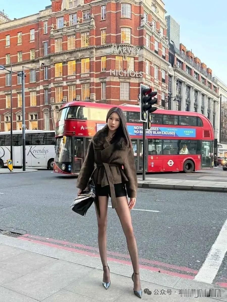 都市街头穿搭指南：时尚外套+短裙，尽显优雅气质！