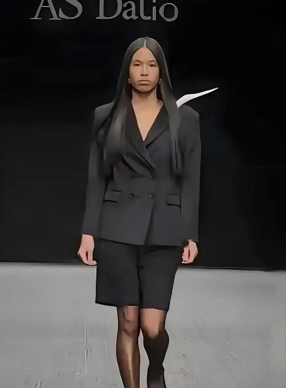 这哪是张庭女儿，这分明是一张行走的人民币。当年全网嘲她丑，说她完美避开了爸妈所有