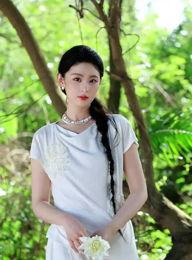 一眼沦陷。镜头里，女子身着素白霓裳，宛如云端飘落的一瓣雪，不染纤尘。