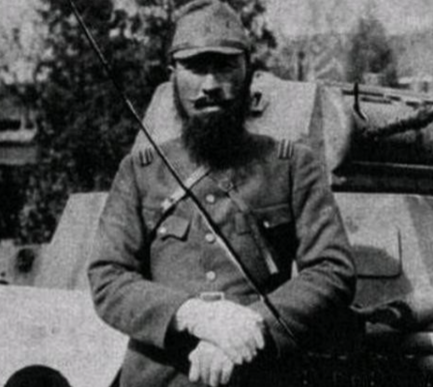 1938年，一位中国老兵发现对面日军阵地上，有个东西在一闪一闪，老兵没有丝毫犹豫