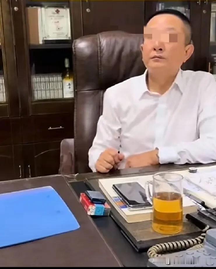 工程结束，男子的工程款还有一大半没有结。其实也简单，只要项目部主任签字盖章，男子
