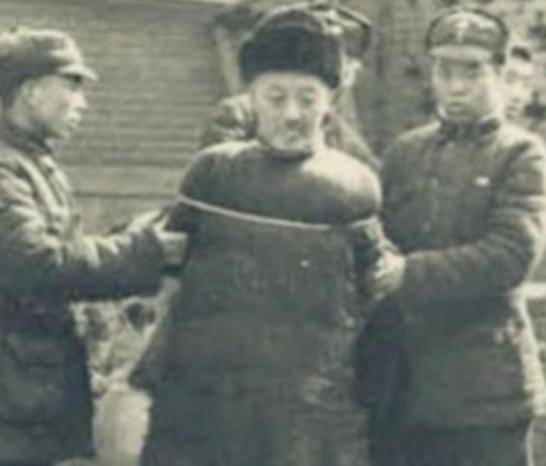 1946年，大汉奸万里浪被判处死刑，执法队长将他绑到刑架上，对着四肢各打