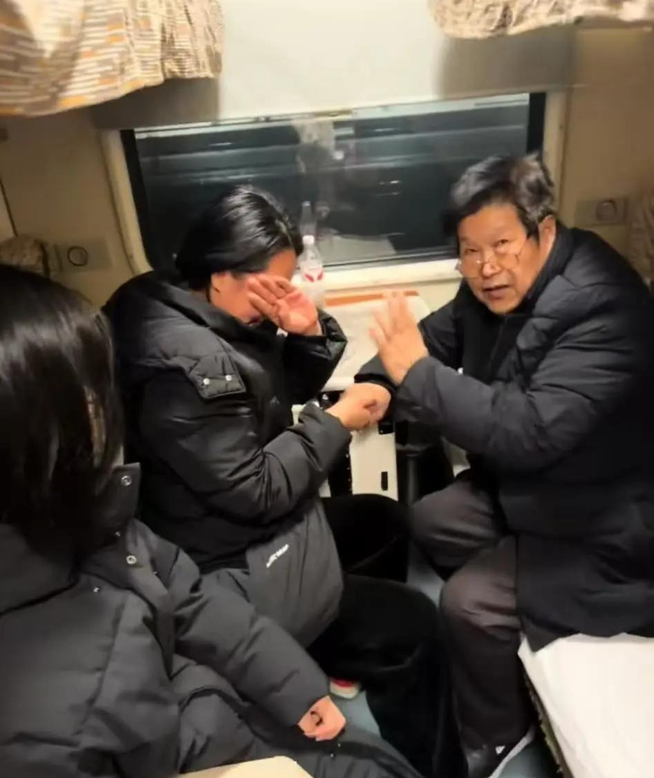 妥妥的回忆杀！火车上，一位头发花白的老人，握着一位女士的手，张嘴就叫出了对方的名